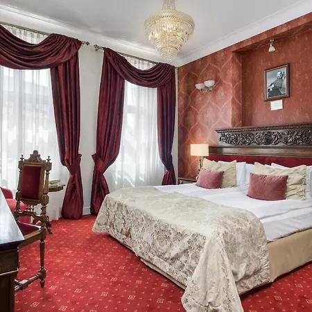 Kolegiacki Szálloda 4*