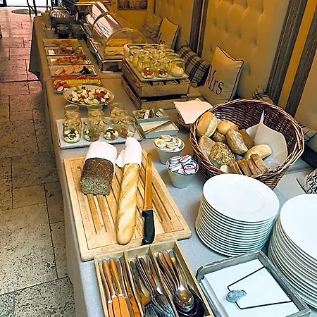 Hotel Kolegiacki 4*